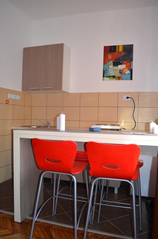 Apartmants Night Lux Ni Pokoj fotografie