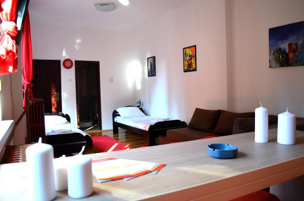 Apartmants Night Lux Ni Pokoj fotografie