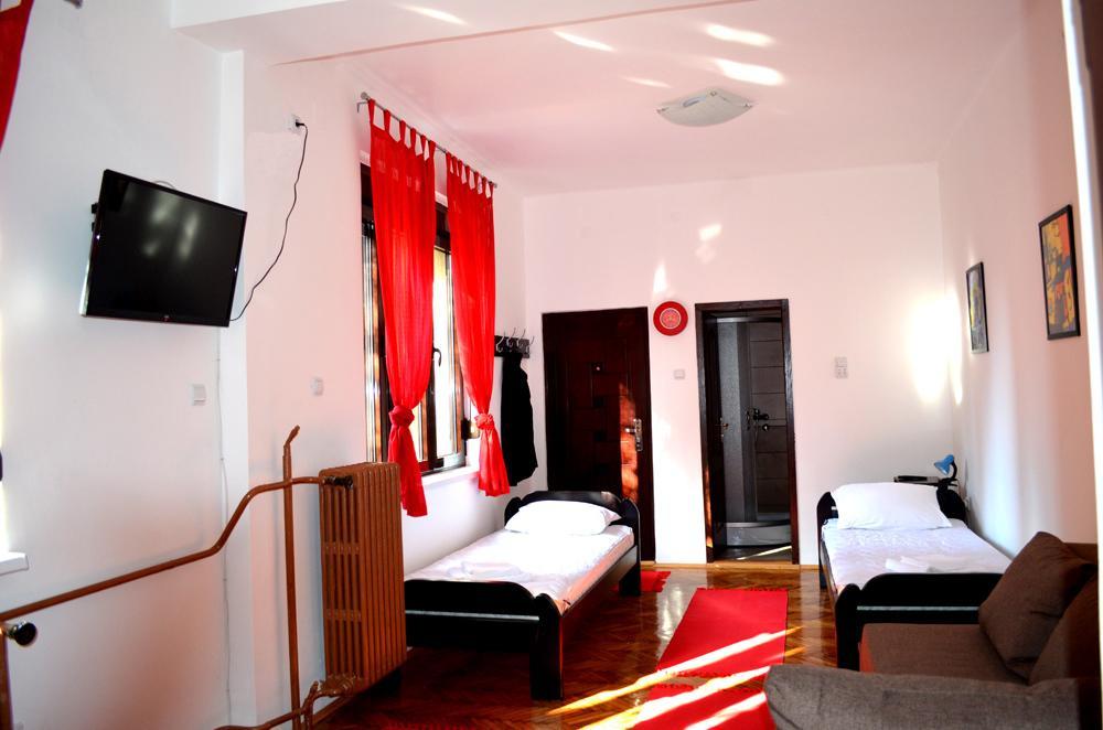 Apartmants Night Lux Ni Pokoj fotografie